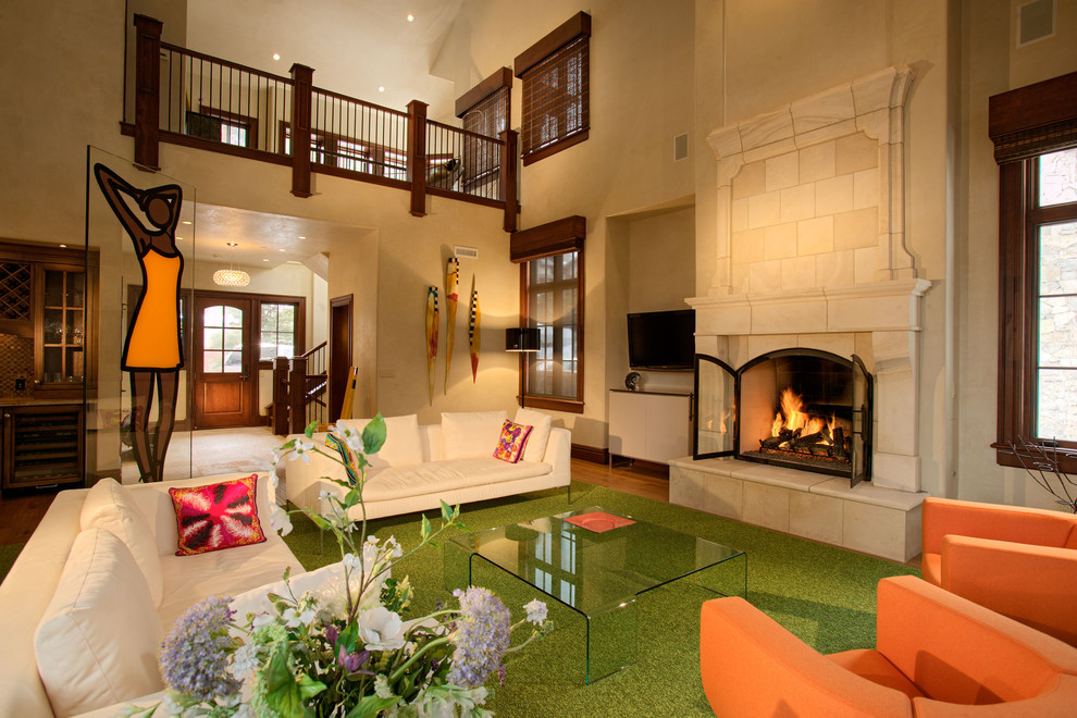 Идея дизайна: гостиная комната в стиле модернизм с бежевыми стенами и стандартным камином