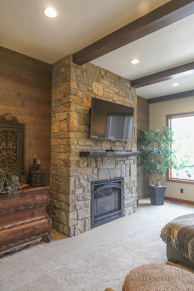 他の地域にあるお手頃価格の中くらいなトラディショナルスタイルのおしゃれなLDK (白い壁、カーペット敷き、標準型暖炉、石材の暖炉まわり、壁掛け型テレビ、白い床) の写真