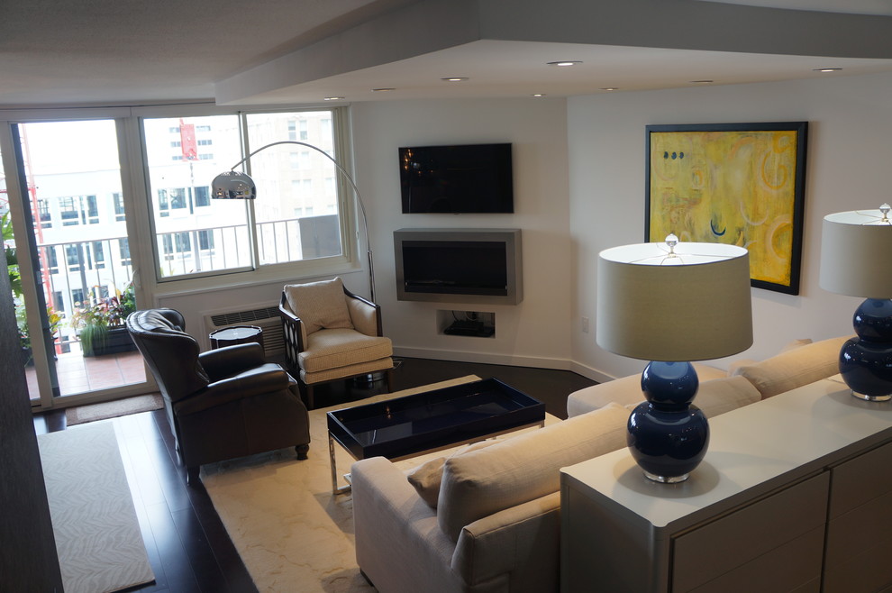 Стильный дизайн: парадная, изолированная гостиная комната среднего размера в стиле модернизм с белыми стенами, темным паркетным полом и телевизором на стене - последний тренд