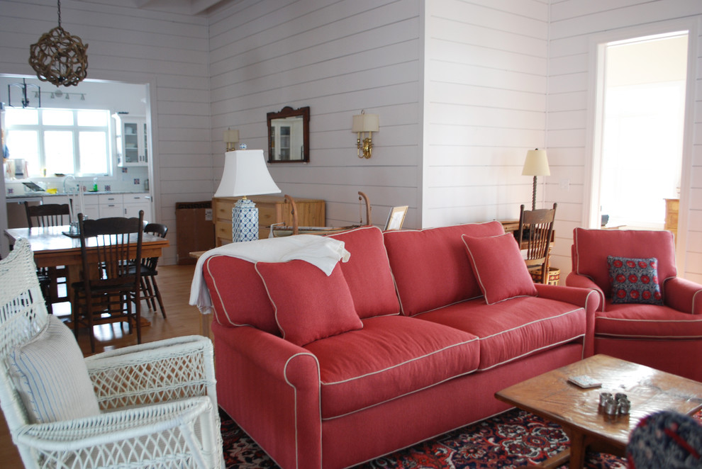 Mittelgroßes, Repräsentatives, Offenes Country Wohnzimmer mit weißer Wandfarbe, hellem Holzboden und Kamin in Milwaukee
