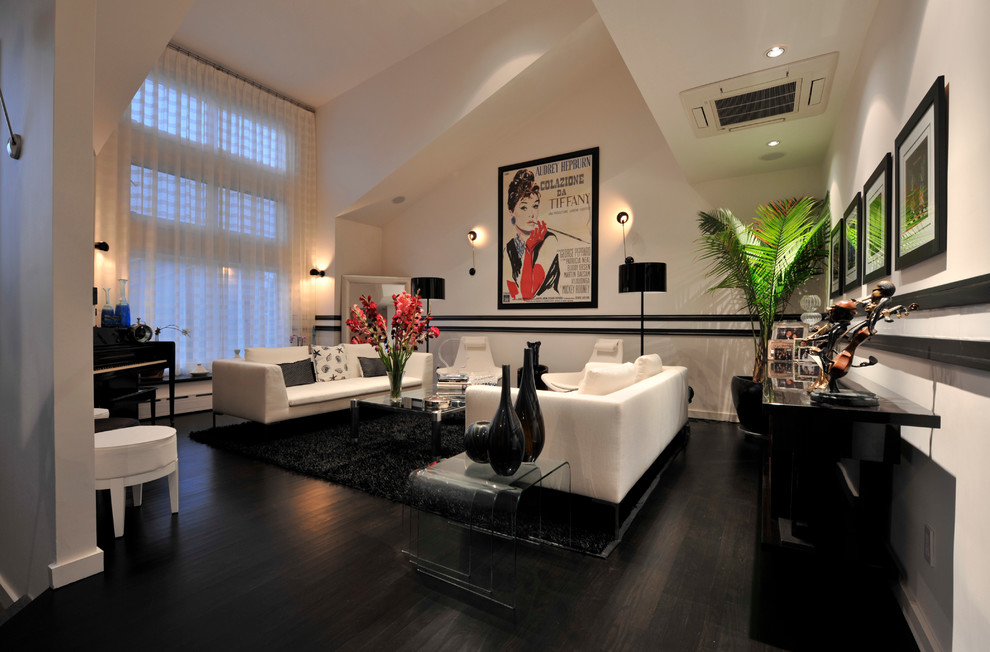 Идея дизайна: большая изолированная гостиная комната в стиле неоклассика (современная классика) с белыми стенами и темным паркетным полом без камина, телевизора