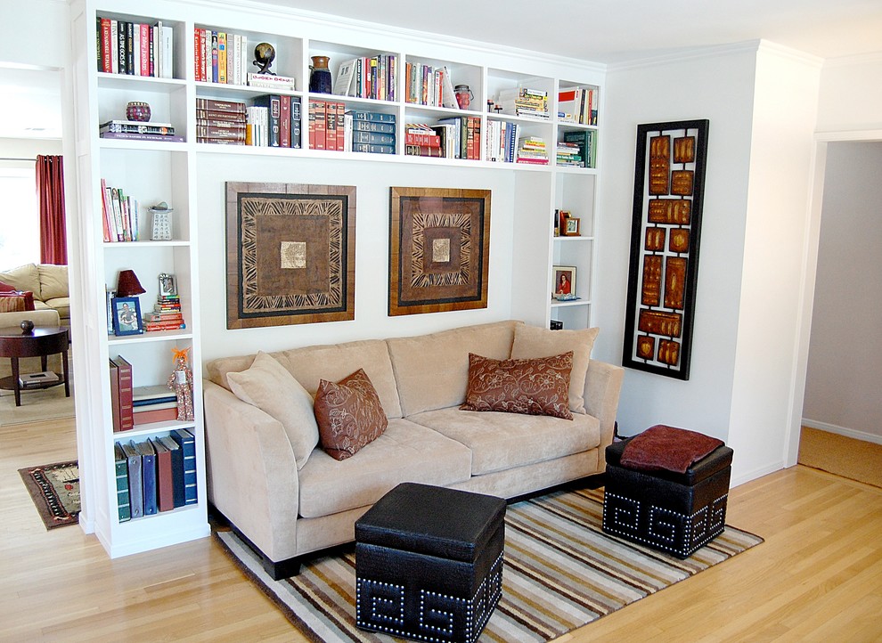 Свежая идея для дизайна: гостиная комната среднего размера в современном стиле с с книжными шкафами и полками, белыми стенами и светлым паркетным полом - отличное фото интерьера