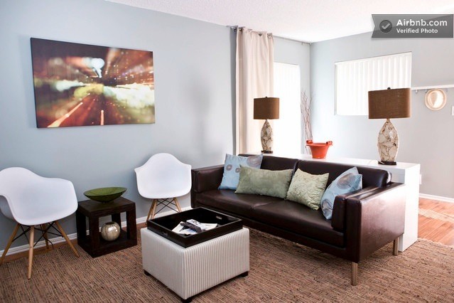 Immagine di un piccolo soggiorno minimalista chiuso con pareti blu e pavimento in laminato