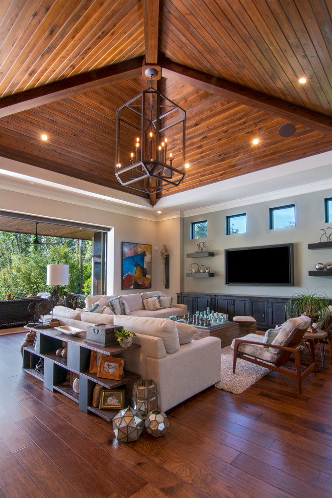 Klassisches Wohnzimmer mit weißer Wandfarbe, braunem Holzboden, TV-Wand und braunem Boden in Tampa