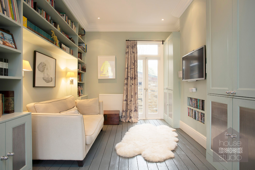 Источник вдохновения для домашнего уюта: изолированная гостиная комната среднего размера в классическом стиле с с книжными шкафами и полками, зелеными стенами и деревянным полом