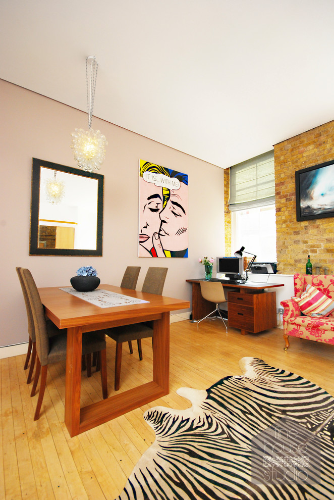 Mittelgroßes, Offenes Industrial Wohnzimmer ohne Kamin mit hellem Holzboden und beiger Wandfarbe in London