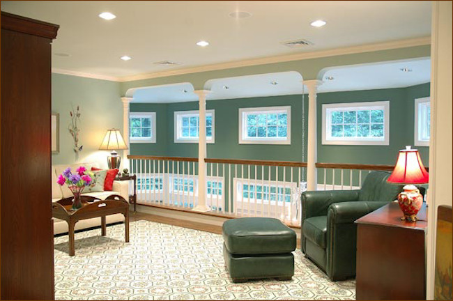 Стильный дизайн: парадная, двухуровневая гостиная комната среднего размера с зелеными стенами и паркетным полом среднего тона - последний тренд