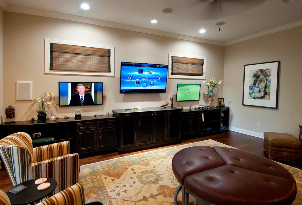 Foto de salón abierto clásico de tamaño medio sin chimenea con paredes beige, suelo de madera oscura y televisor colgado en la pared