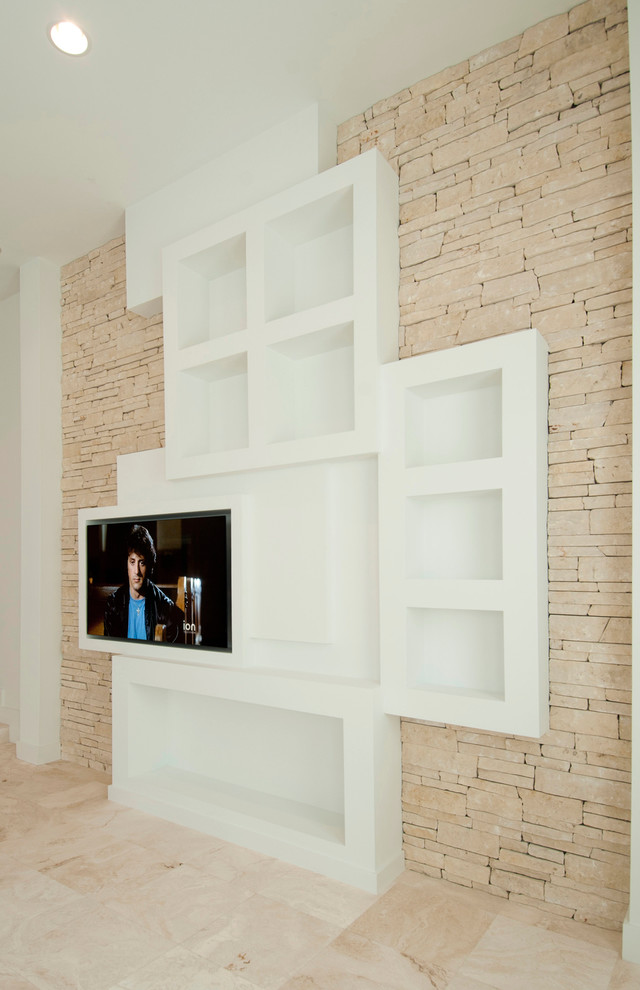 Ejemplo de salón abierto contemporáneo extra grande sin chimenea con paredes blancas, suelo de travertino y pared multimedia