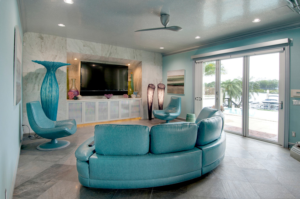 Пример оригинального дизайна: открытая гостиная комната среднего размера в стиле фьюжн с разноцветными стенами, полом из сланца и телевизором на стене без камина