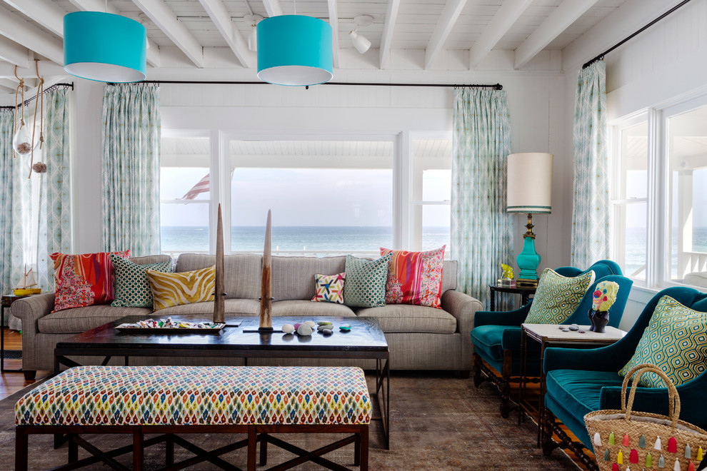 Свежая идея для дизайна: гостиная комната в морском стиле с белыми стенами - отличное фото интерьера