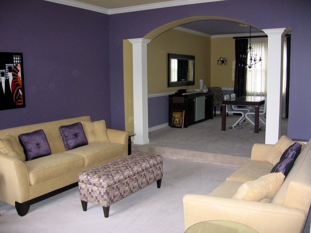 Стильный дизайн: парадная, открытая гостиная комната среднего размера в современном стиле с фиолетовыми стенами и ковровым покрытием - последний тренд