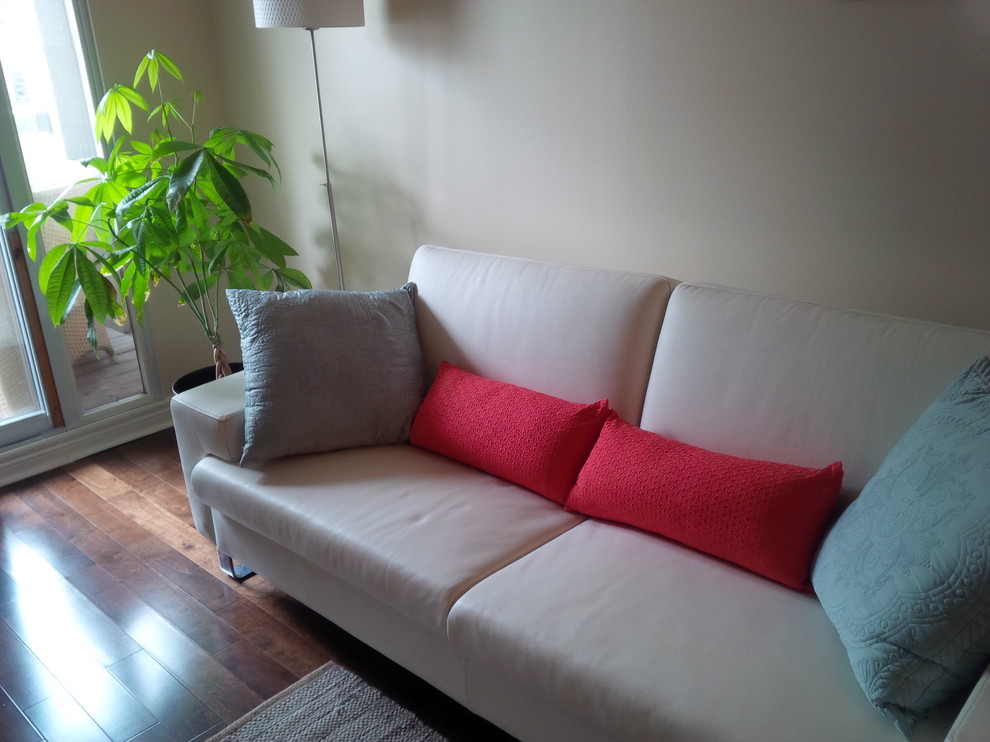 Foto di un piccolo soggiorno design aperto con pavimento in legno massello medio