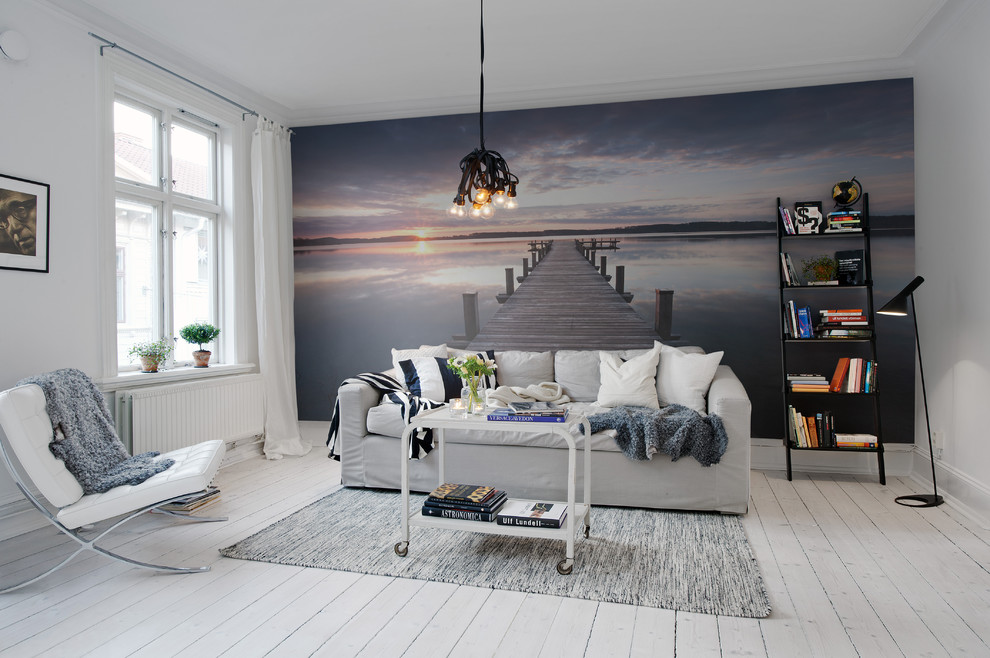 Diseño de salón para visitas costero con paredes grises, suelo de madera pintada y alfombra