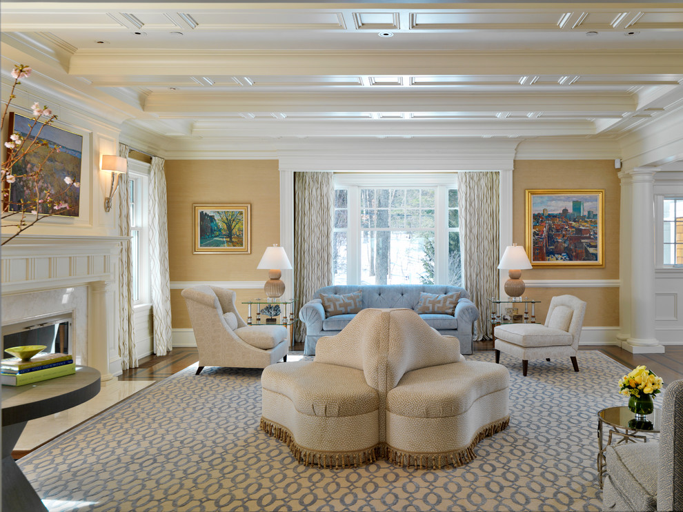 Großes, Repräsentatives, Fernseherloses Klassisches Wohnzimmer mit beiger Wandfarbe, braunem Holzboden, Kamin und Kaminumrandung aus Stein in Boston