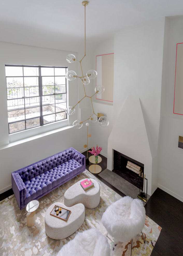 Mittelgroßes, Repräsentatives, Offenes Modernes Wohnzimmer mit weißer Wandfarbe, dunklem Holzboden, Kamin, verputzter Kaminumrandung und freistehendem TV in New York