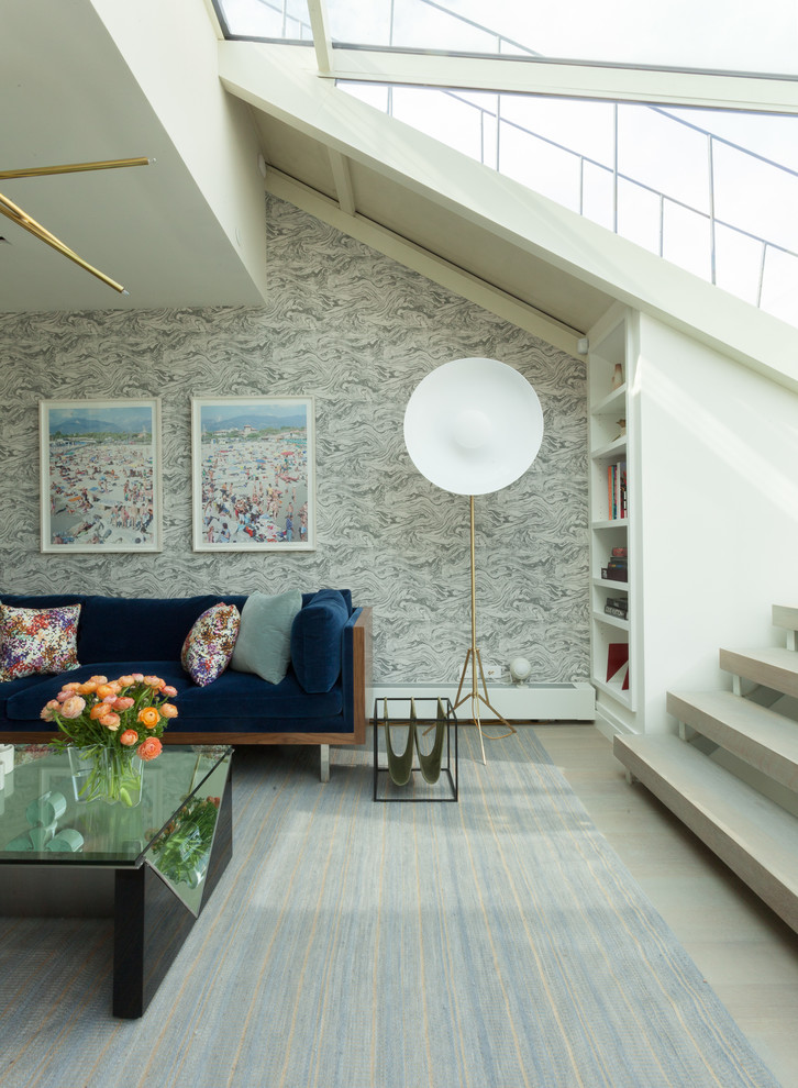Свежая идея для дизайна: двухуровневая гостиная комната среднего размера в современном стиле с белыми стенами, светлым паркетным полом и телевизором на стене - отличное фото интерьера