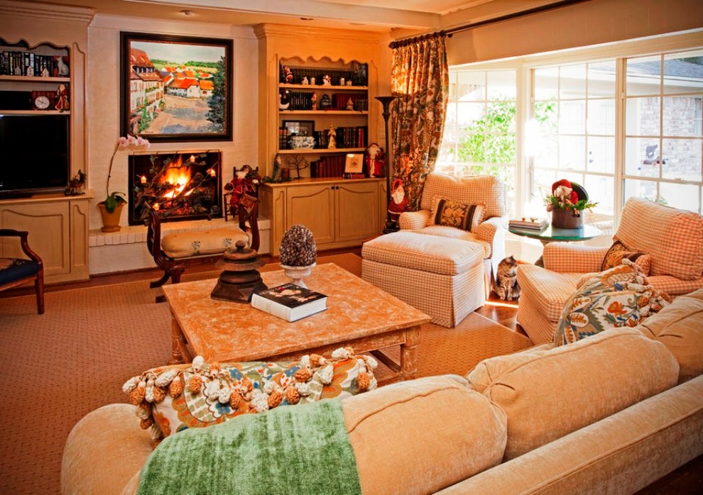 Cette photo montre un grand salon chic ouvert avec un téléviseur encastré, un mur beige et parquet foncé.