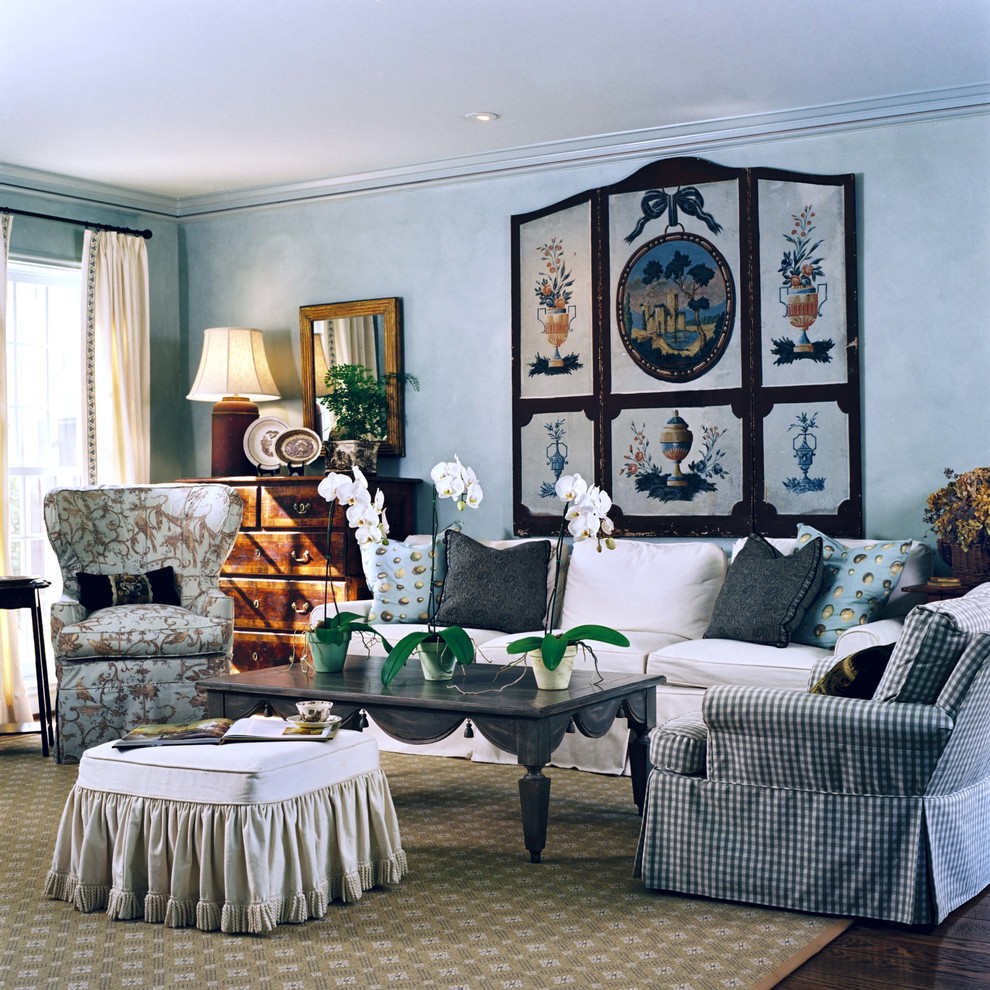 Diseño de salón tradicional de tamaño medio con paredes azules, suelo de madera oscura y cortinas