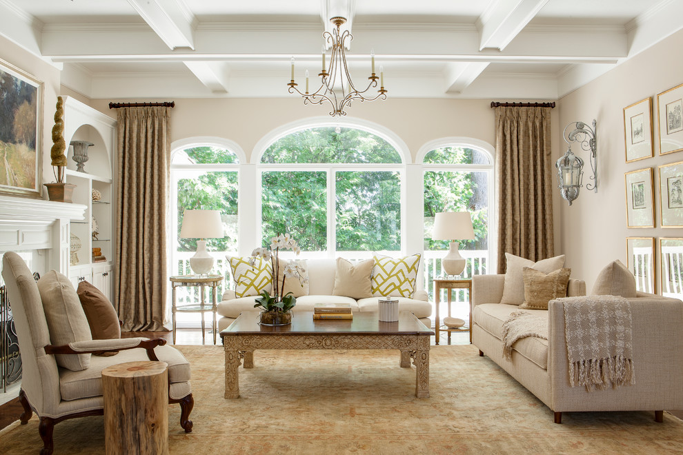 Immagine di un grande soggiorno classico chiuso con sala formale, pareti beige, camino classico, pavimento in legno massello medio e nessuna TV