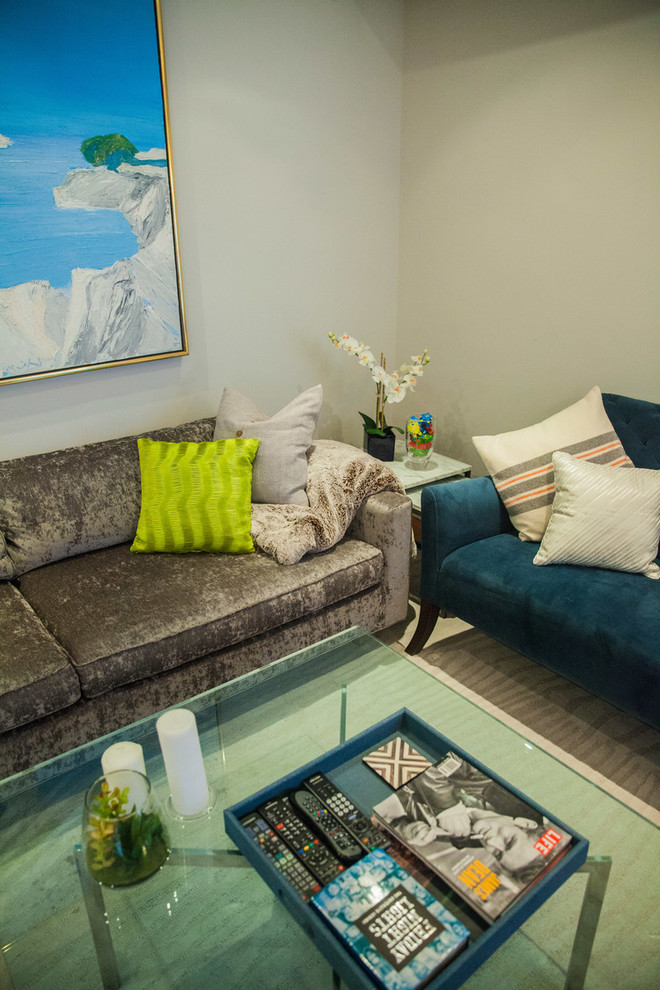 Источник вдохновения для домашнего уюта: гостиная комната среднего размера в стиле неоклассика (современная классика) с серыми стенами и светлым паркетным полом