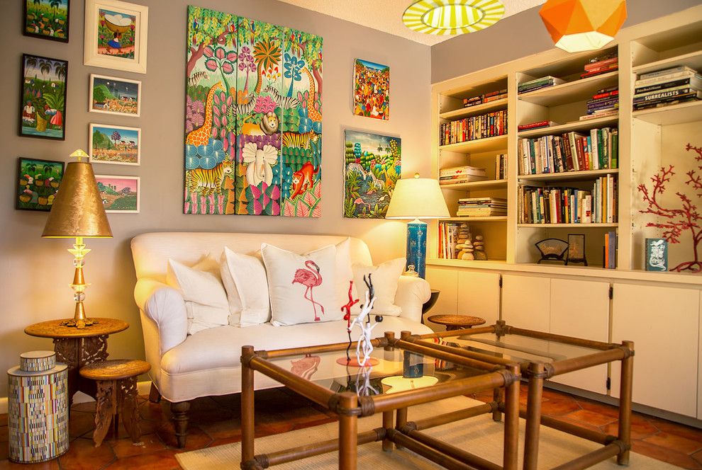Mittelgroßes, Repräsentatives, Fernseherloses, Abgetrenntes Eklektisches Wohnzimmer ohne Kamin mit grauer Wandfarbe, Travertin und orangem Boden in Miami