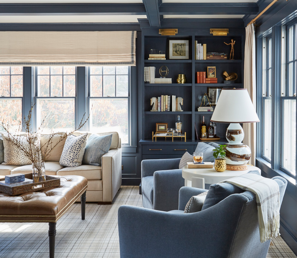 Источник вдохновения для домашнего уюта: гостиная комната в стиле неоклассика (современная классика) с синими стенами, ковровым покрытием, серым полом и кессонным потолком