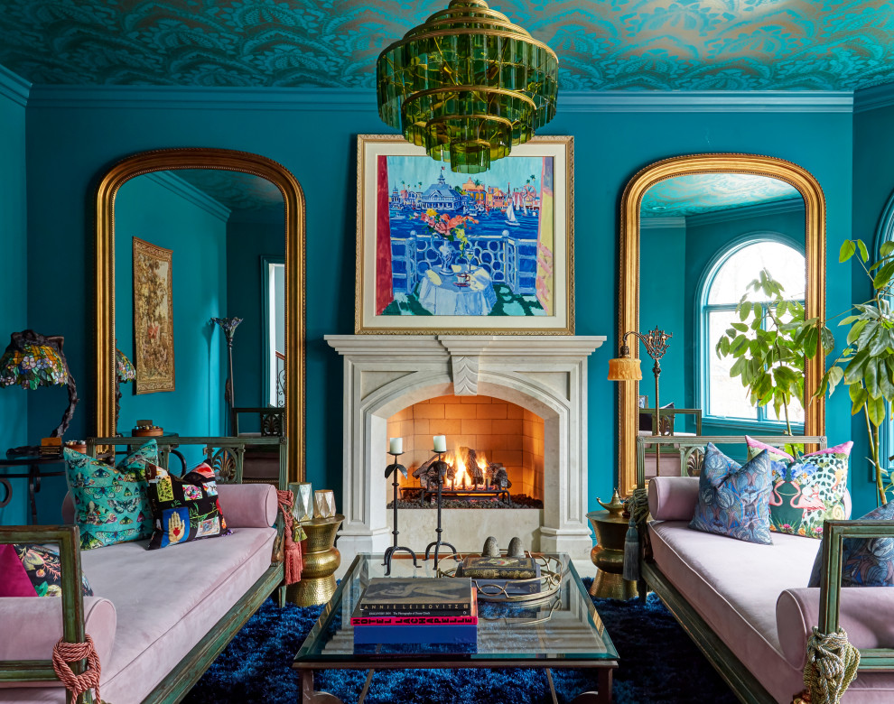 Esempio di un soggiorno chic con pareti blu, camino classico, cornice del camino in pietra, pavimento blu e soffitto in carta da parati