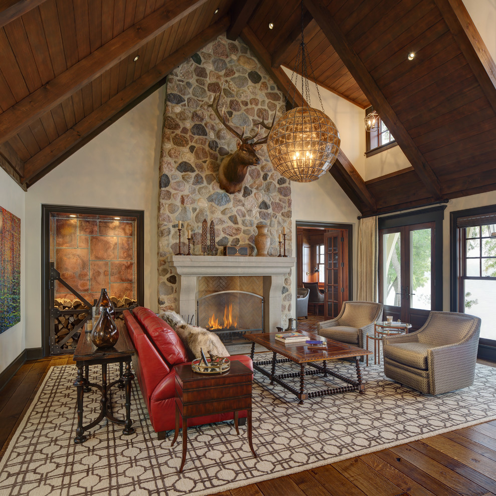 Foto de salón para visitas rústico con paredes beige, suelo de madera en tonos medios, todas las chimeneas y suelo marrón