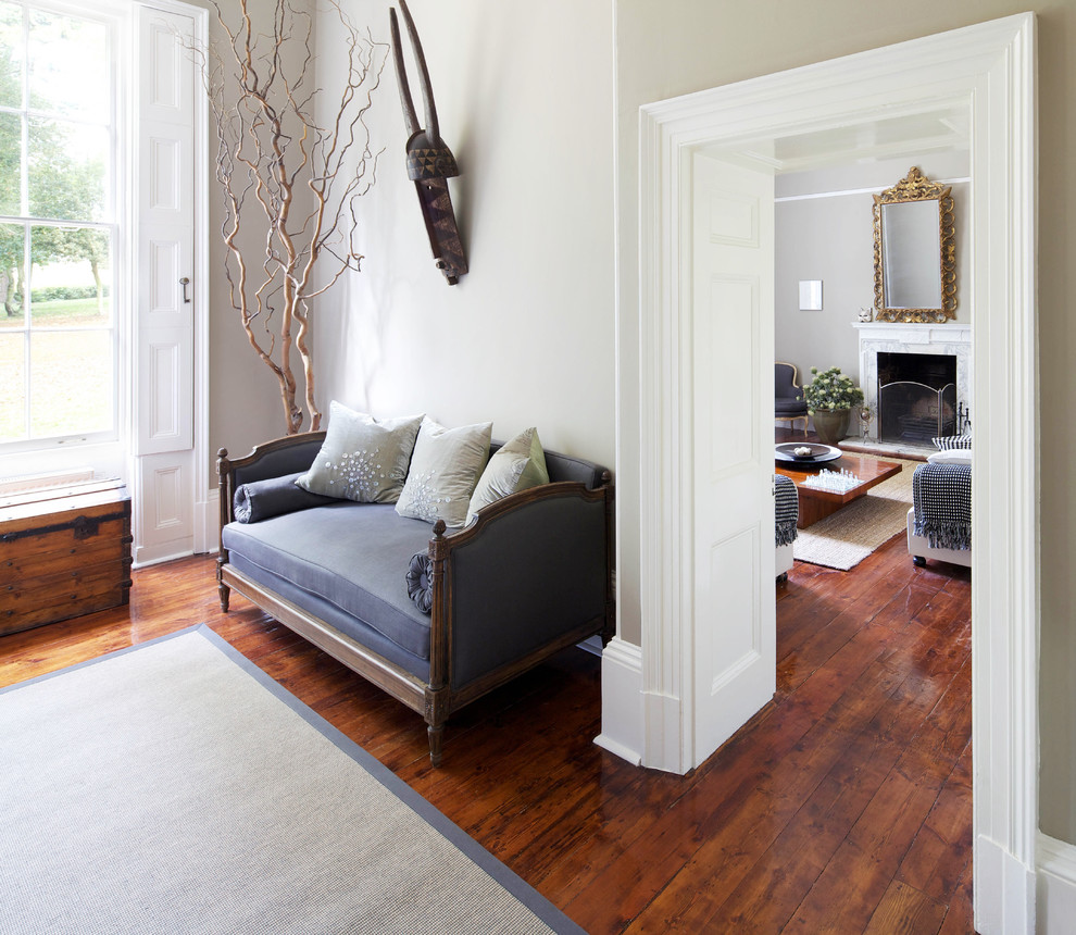 Landhausstil Wohnzimmer mit beiger Wandfarbe in London
