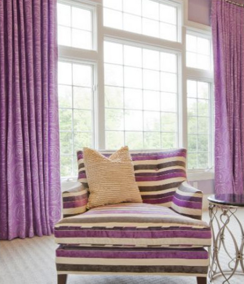 Пример оригинального дизайна: большая гостиная комната в стиле фьюжн с фиолетовыми стенами и ковровым покрытием без камина, телевизора