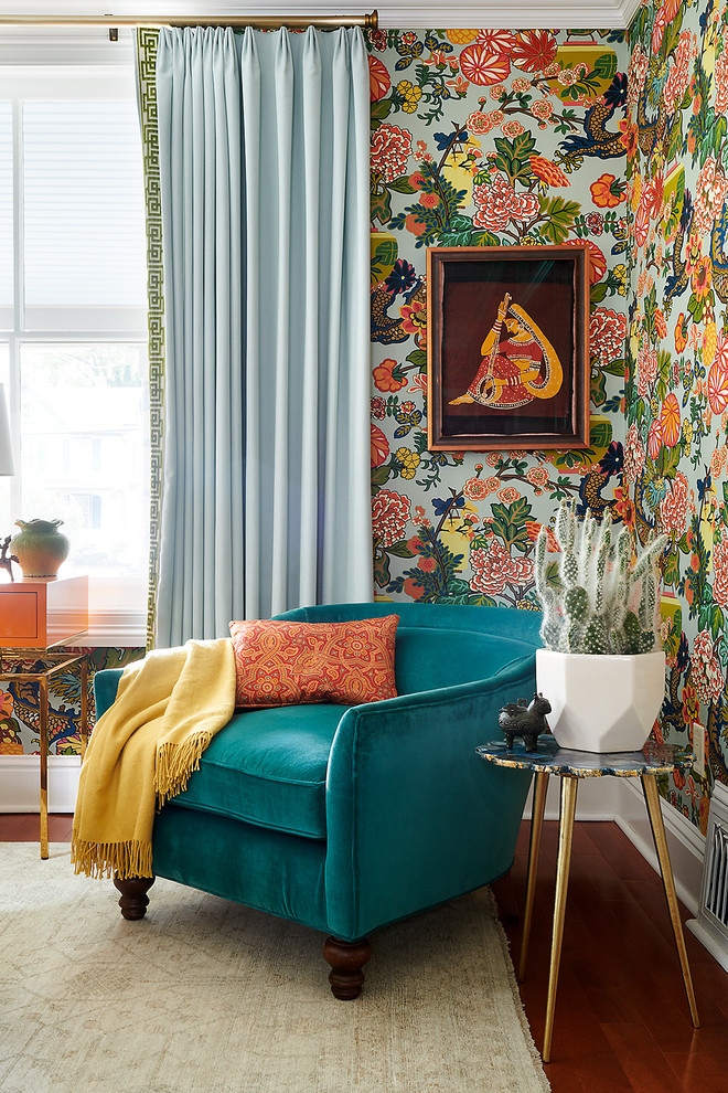 Cette photo montre un salon chic avec un mur multicolore, un sol en bois brun et un sol rouge.