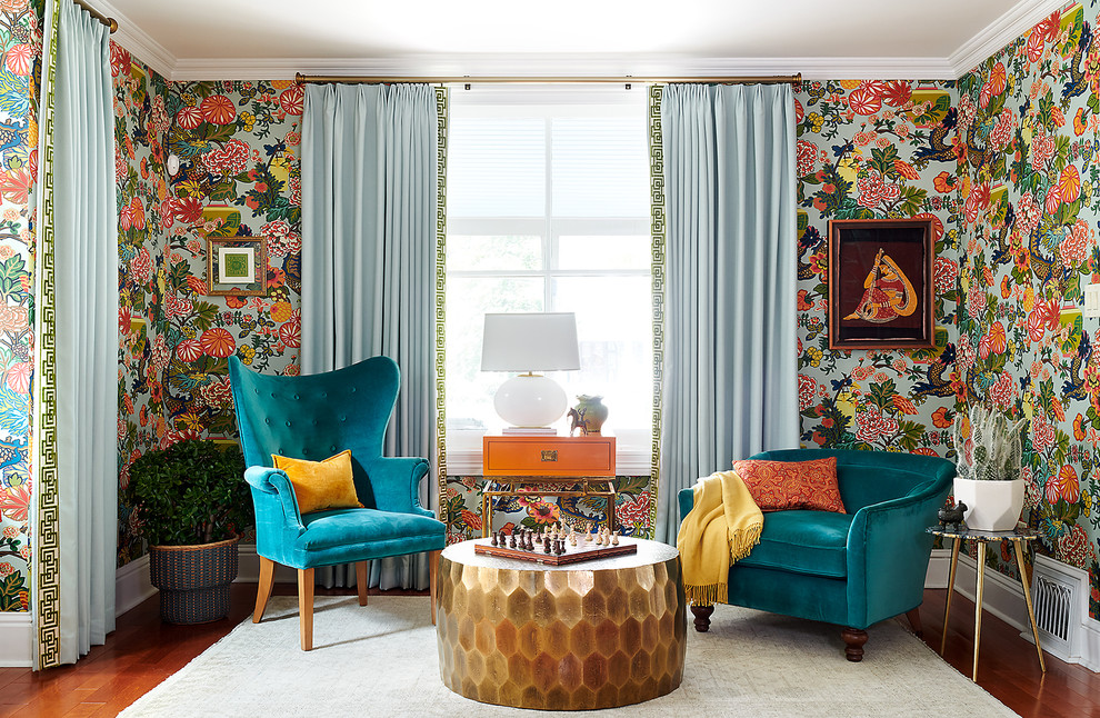 Ispirazione per un soggiorno boho chic con pareti multicolore, pavimento in legno massello medio, nessun camino e tappeto