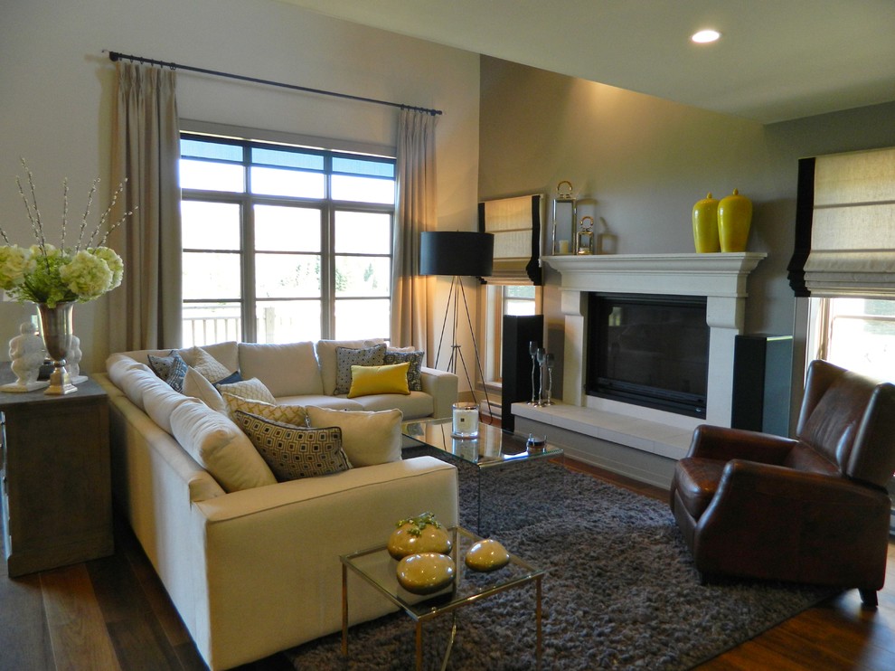 На фото: открытая гостиная комната среднего размера в стиле фьюжн с серыми стенами, темным паркетным полом и стандартным камином без телевизора