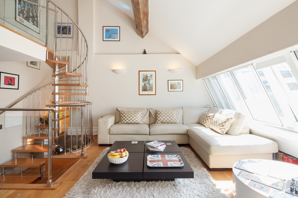 Modernes Wohnzimmer mit weißer Wandfarbe, braunem Holzboden und braunem Boden in Manchester