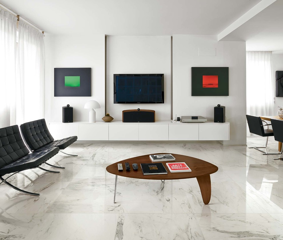 Idee per un soggiorno moderno di medie dimensioni e aperto con pareti bianche, pavimento in marmo, TV a parete e sala formale