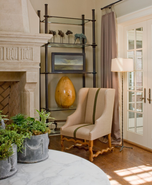 Geräumiges, Offenes Klassisches Wohnzimmer mit beiger Wandfarbe, braunem Holzboden, Kamin und Kaminumrandung aus Stein in Atlanta