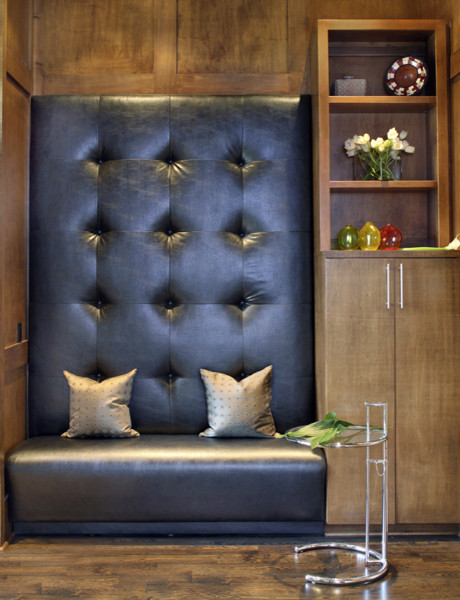 Стильный дизайн: изолированная гостиная комната среднего размера в современном стиле с с книжными шкафами и полками, коричневыми стенами, паркетным полом среднего тона и скрытым телевизором - последний тренд