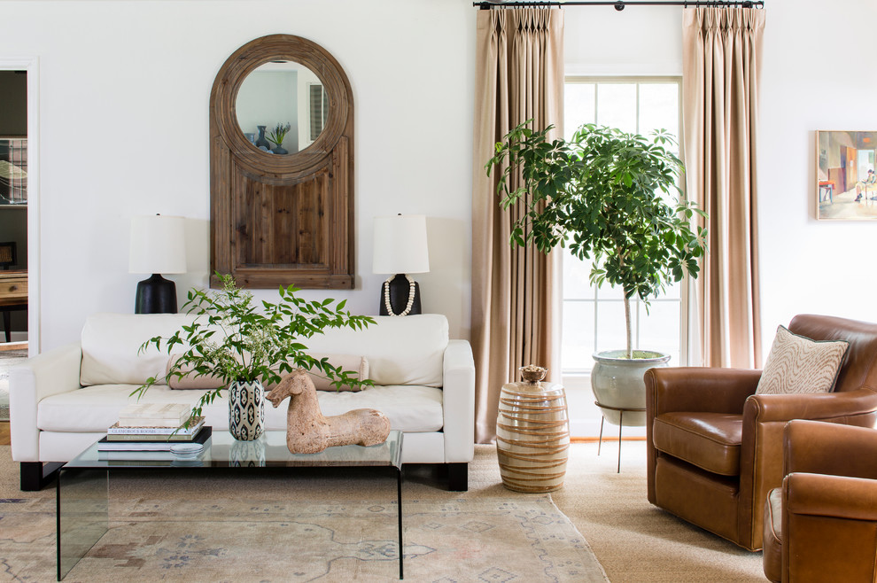 Immagine di un grande soggiorno chic aperto con sala formale, pareti bianche, pavimento in legno massello medio e pavimento beige