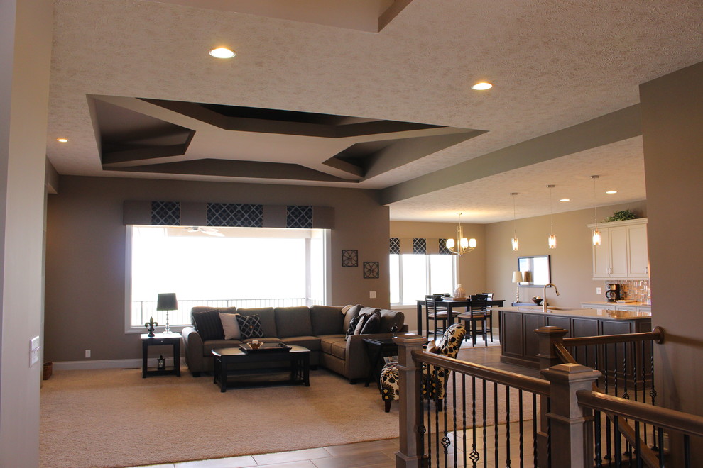 Großes, Offenes Modernes Wohnzimmer mit beiger Wandfarbe, Teppichboden, Gaskamin, Kaminumrandung aus Stein und TV-Wand in Omaha