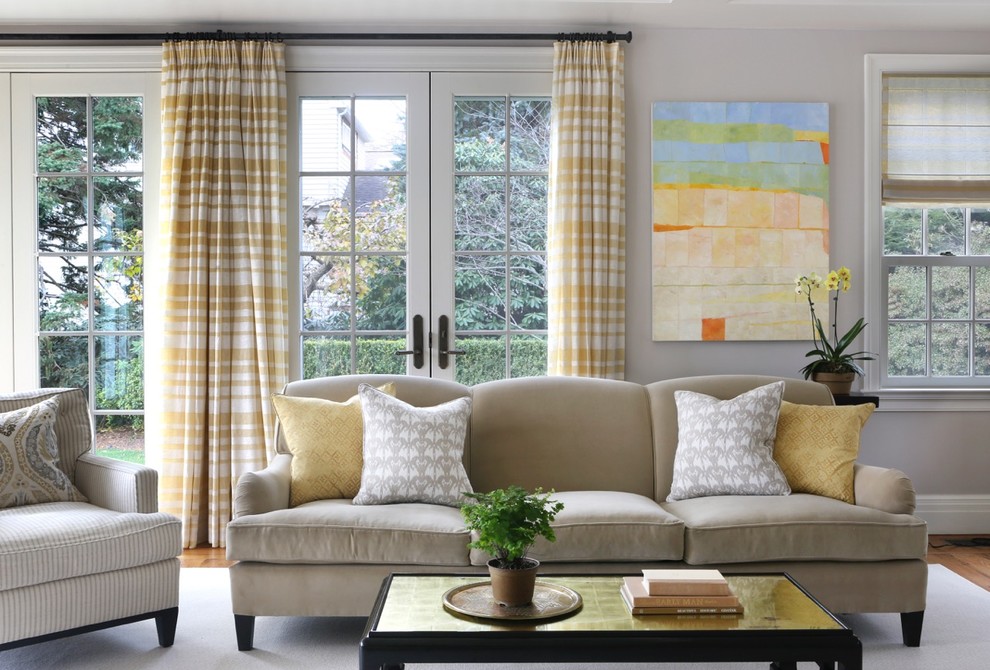Großes, Offenes Klassisches Wohnzimmer mit braunem Boden, brauner Wandfarbe, braunem Holzboden, Kamin und gefliester Kaminumrandung in New York