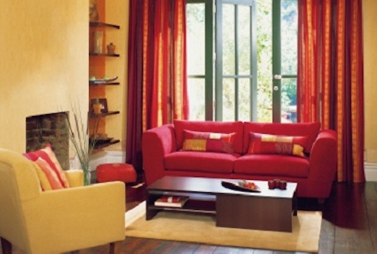 Esempio di un piccolo soggiorno aperto con sala formale, pareti gialle, parquet scuro e camino classico