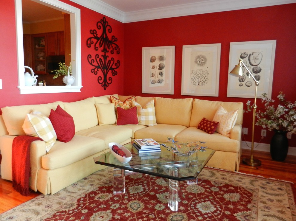 Aménagement d'un salon éclectique de taille moyenne avec un mur rouge, un sol en bois brun et un sol marron.