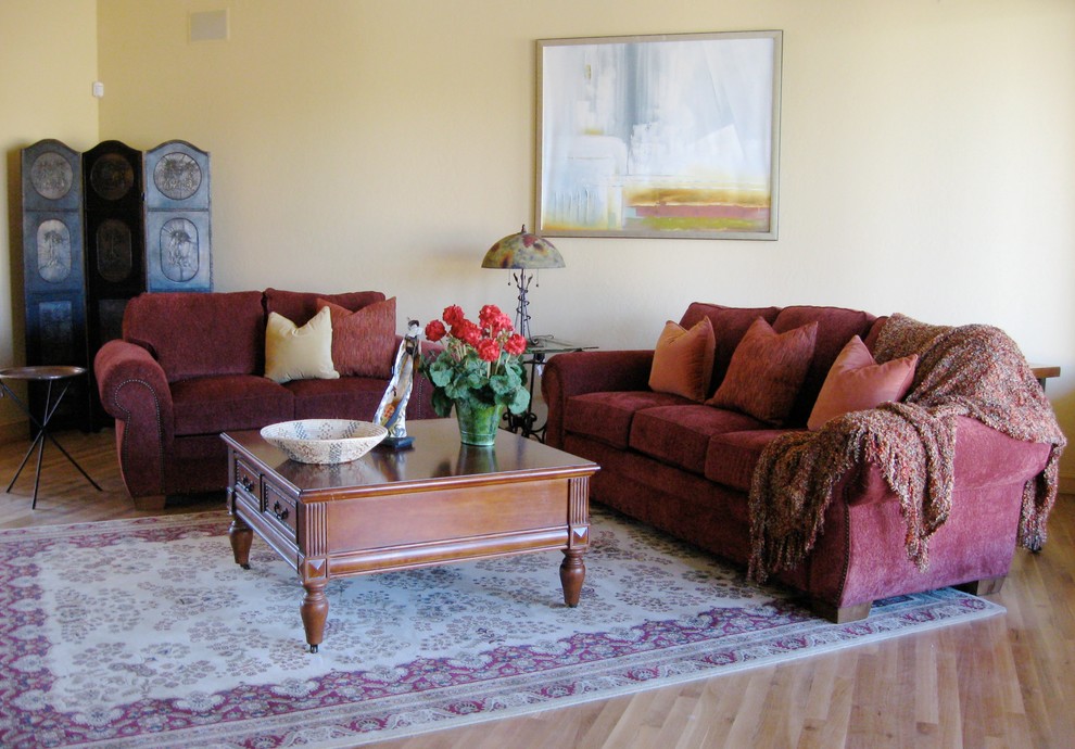 Modelo de salón bohemio de tamaño medio con paredes beige, suelo de madera en tonos medios y suelo marrón