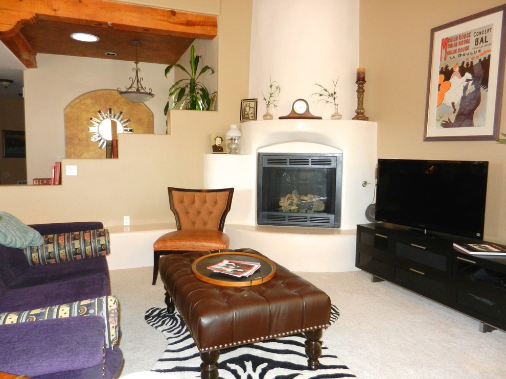 Exempel på ett mellanstort eklektiskt vardagsrum, med bruna väggar, heltäckningsmatta, en öppen hörnspis, en spiselkrans i gips, en fristående TV och beiget golv