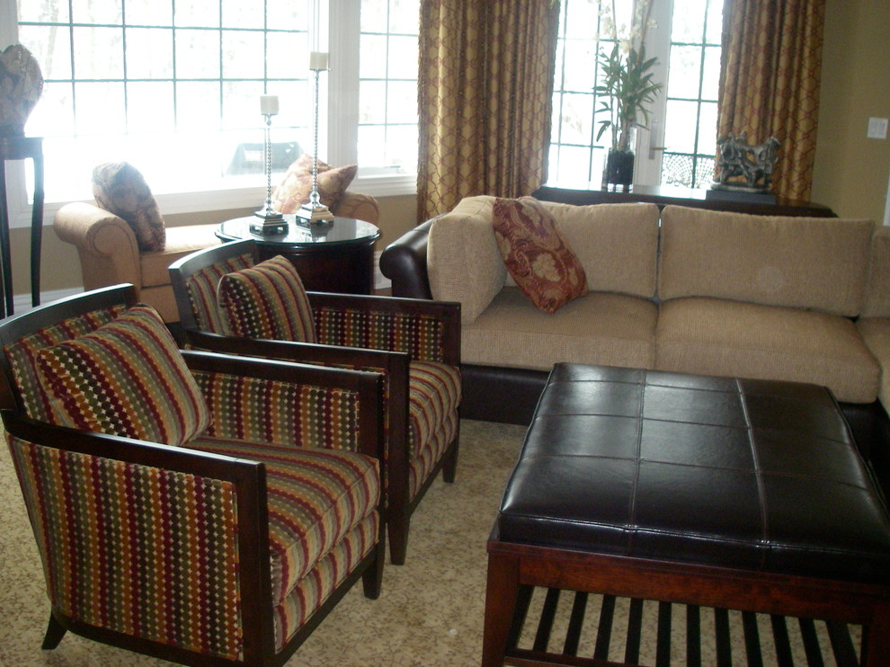Foto di un grande soggiorno tradizionale con pareti beige, pavimento in legno massello medio e pavimento marrone