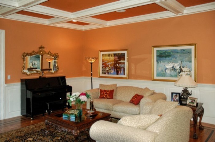 Стильный дизайн: большая изолированная гостиная комната в классическом стиле с коричневым полом, оранжевыми стенами и паркетным полом среднего тона - последний тренд