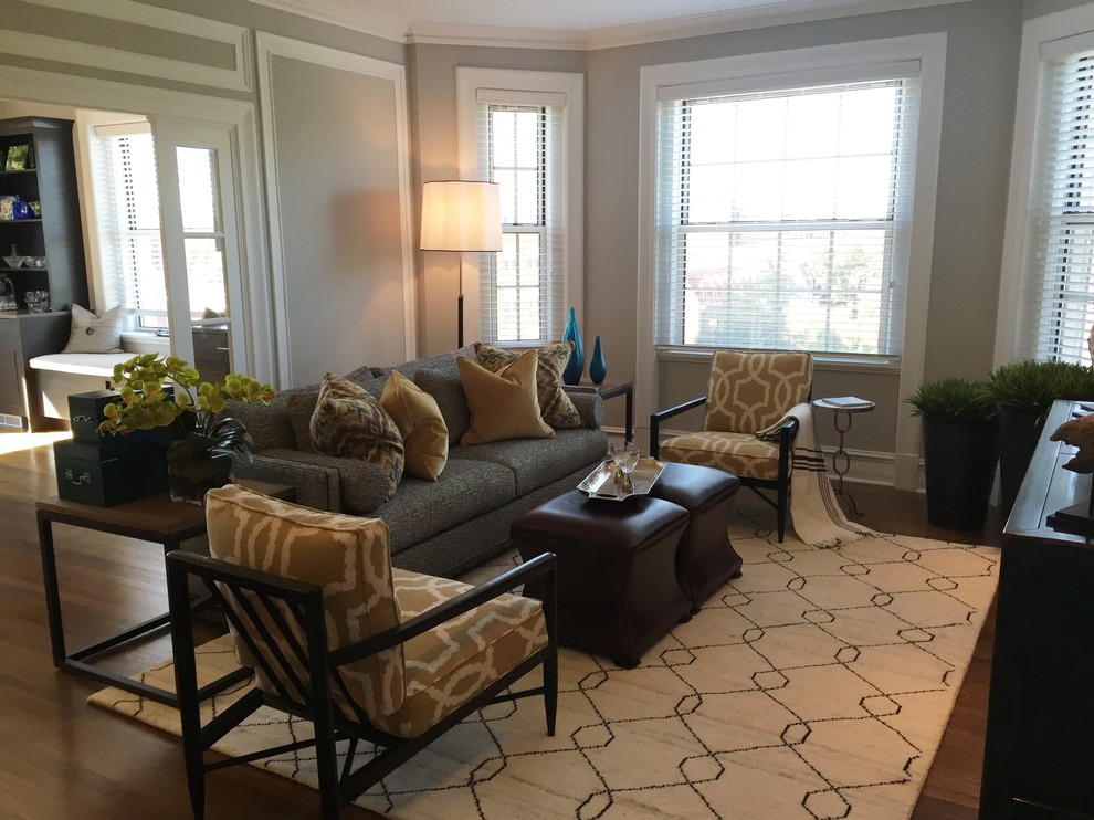 Immagine di un soggiorno tradizionale di medie dimensioni con pareti beige, pavimento in legno massello medio, nessun camino, TV autoportante e pavimento marrone
