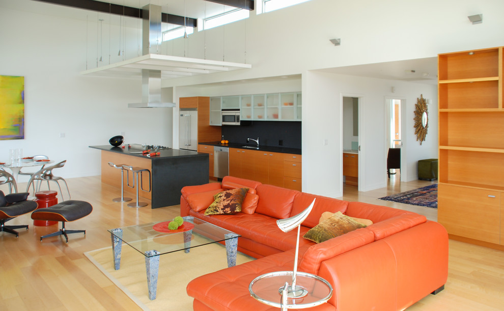 На фото: двухуровневая гостиная комната среднего размера в стиле модернизм с серыми стенами, паркетным полом среднего тона, стандартным камином, мультимедийным центром и коричневым полом