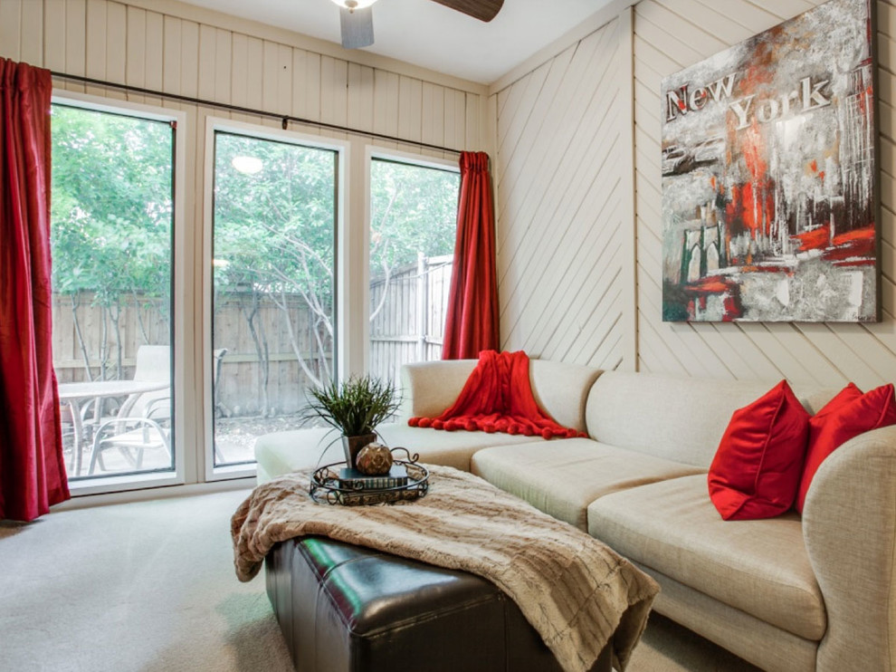 Idéer för ett litet modernt vardagsrum, med beige väggar och heltäckningsmatta